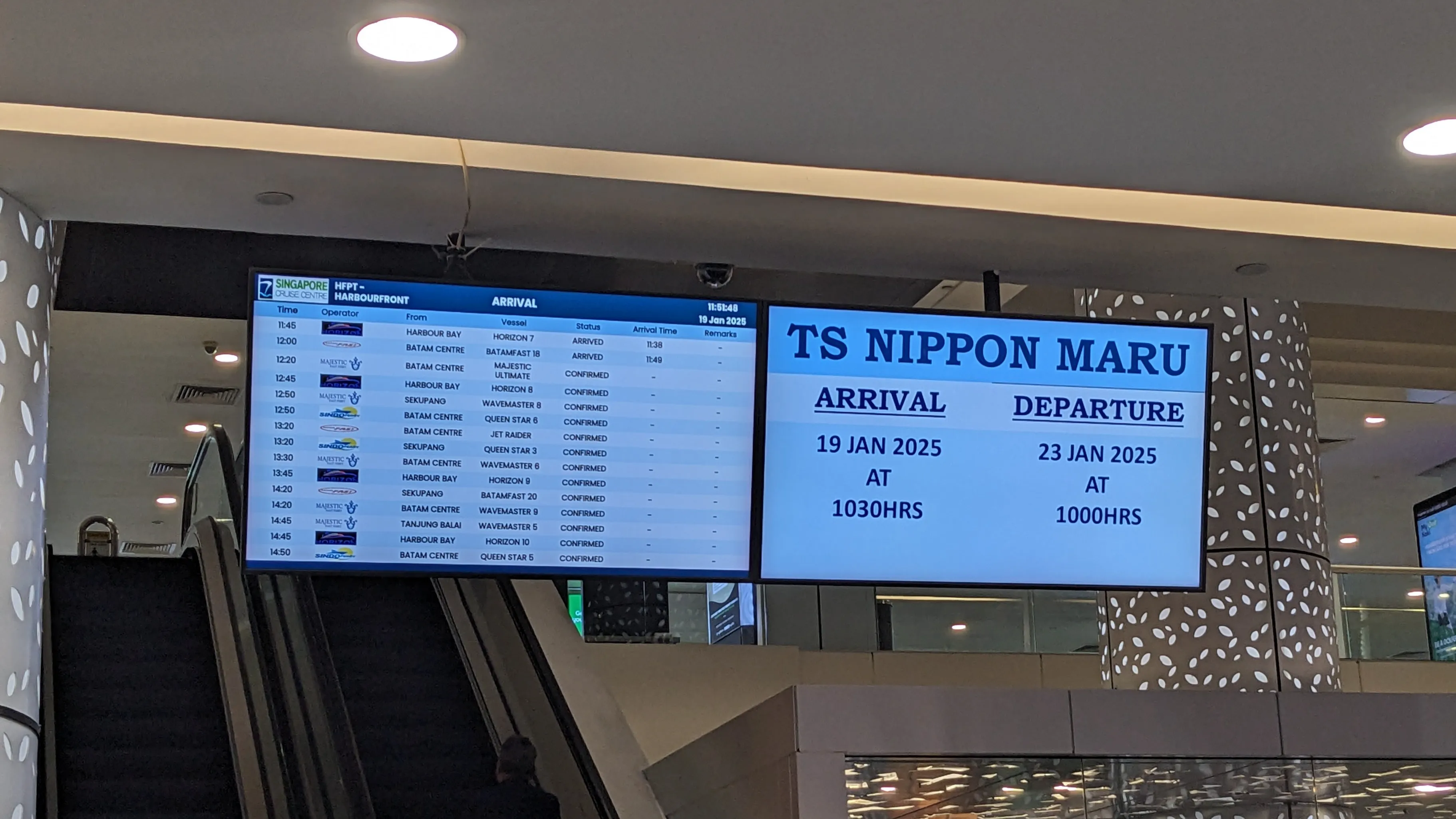 ターミナルの電光掲示板